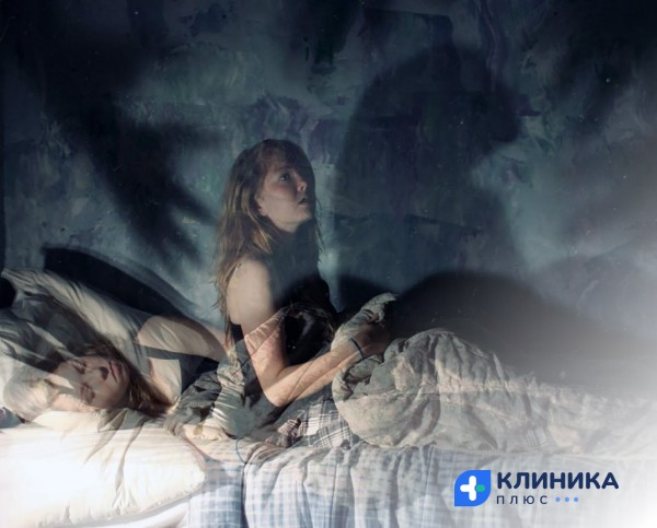 Девушка сидит в кровати